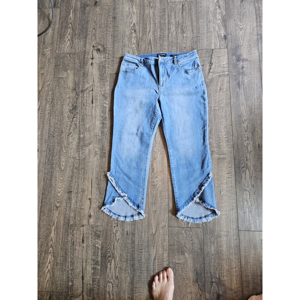 Susan Graver Women Size 10  Capri Jeans Frayed Hem Light Wash Denim